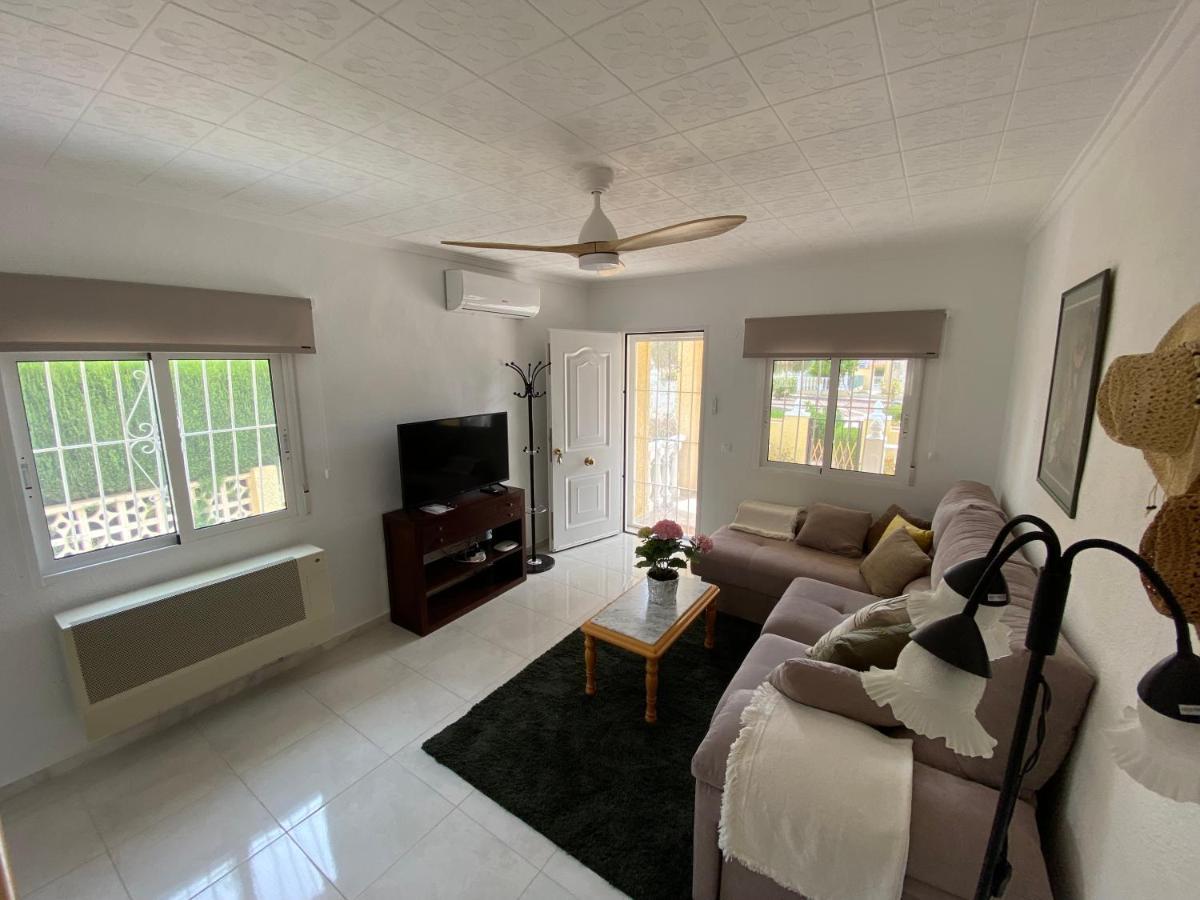 Casa Lily Urb La Marina Vakantiehuis *